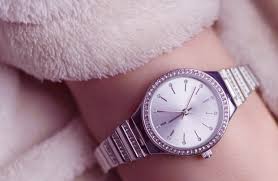 How tight should a watch be